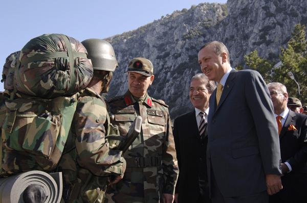 Başbakan Recep Tayyip Erdoğan, beraberindeki bakanlarla Eğridir Dağ Komanda Okulu'na gitti. Brifingden sonra Genelkurmay Başkanı İlker Başbuğ'un eşliğinde birlikleri gezdi, bilgi aldı.