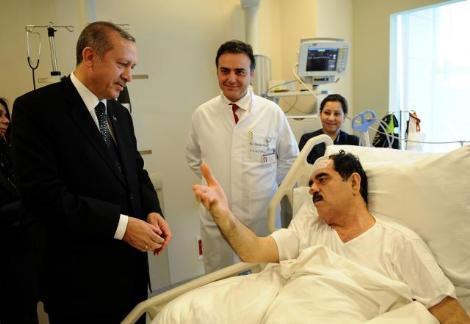 Erdoğan, uğradığı silahlı saldırı sonucu ağır yaralanan İbrahim Tatlıses'i, tedavi gördüğü Maslak Acıbadem Hastanesi'nde ziyaret etti.