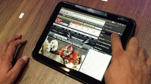 <p><strong>webOS Touchpad'lerin iptali:</strong></p> HP, 2010'da 1,2 milyar dolar ödeyerek Palm'ı bünyesine katmıştı. Palm ile birlikte Palm'ın geliştirdiği webOS adlı mobil işletim sisteminin haklarını da almıştı. HP, satın alma işleminden sonra webOS kullanan sadece 3 adet ürün çıkarabildi. Bu cihazların beklenen ilgiyi görmemesi ve artan rekabet ortamında tutunamaması, webOS'un ömrünün sona ermesine neden oldu.