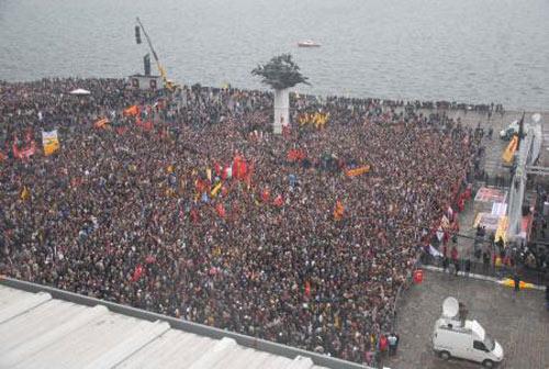 Alevi Bektaşi Federasyonu'nun d&uuml;zenlenen miting binlerce Alevi vatandaşı İzmir'de buluşturdu. Mitingine T&uuml;rkiye'den ve yurt dışından 10 binlerce Alevi vatandaş katıldı. Kalabalık eşit yurttaşlık talebinde bulundu.
