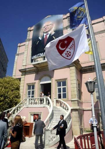 TFF Başkanı Hasan Doğan toprağa veriliyor. Eşi Aysel Doğan, TFF'deki törende tabuta son kez dokundu