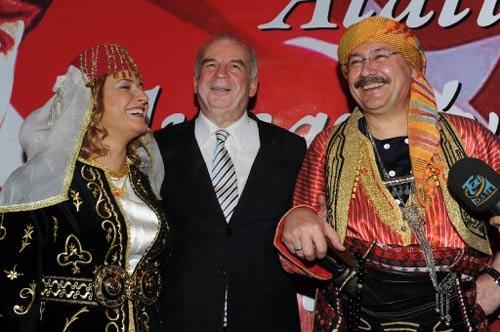 ANKARA BUYUKSEHIR BELEDIYE BASKANI MELIH GOKCEK TARAFINDAN, ATATURK'UN ANKARA'YA GELISININ 90. YILDONUMU DOLASIYLA RESEPSIYON VERILDI. MELIH GOKCEK, DUZENLENEN RESEPSIYONDA, GIYDIGI SEGMEN GIYSISI ILE KONUKLARI KAPIDA KARSILADI. GOKCEK, SEGMEN GIYSISI GIYMIS BELEDIYE MECLIS UYELERI VE KIMI BELEDIYE BASKANLARIYLA UZUN SURE ANKARA HAVASI OYNADI. (ANADOLU AJANSI - EVRIM AYDIN)