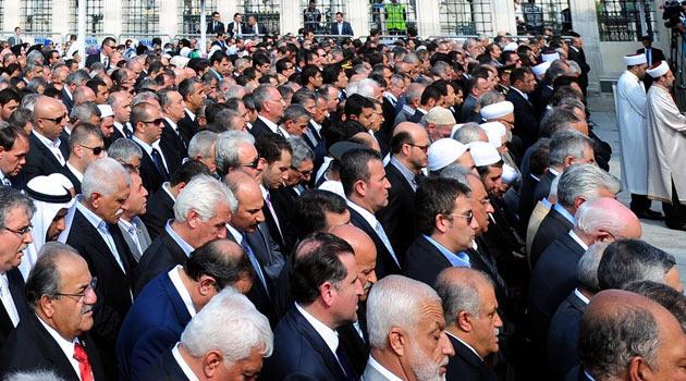 Başbakan Erdoğan'ın annesi Tenzile Erdoğan'ın Fatih Camii'ndeki cenaze törenine yoğun bir katılım yaşandı. Törene dünya liderlerinin yanı sıra, siyaset, sanat, iş dünyası ve spor camiasından ünlü isimler katıldı.