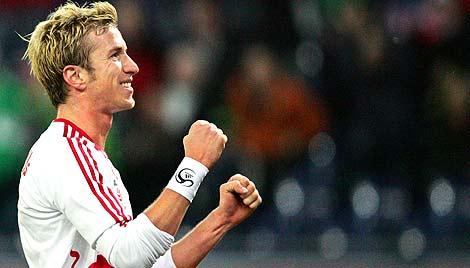 BUGÜN-Janko'dan Fenerbahçe'ye yeşil ışık

Twentenin Avusturyalı golcüsü Fenerbahçenin kendisiyle ilgilendiğini doğruladı.Fenerbahçenin transfer gündemindeki Twentenin forveti Marc Janko, sarı-lacivertlilere yeşil ışık yaktı. Sezon başında Mamadou Niangı göndermesinin ardından gol yollarında büyük sıkıntı yaşayan Teknik Direktör Aykut Kocaman, Sow ve Fabiano transferlerinde çıkan pürüzlerin ardından yöneldiği Jankodan olumlu sinyaller aldı.