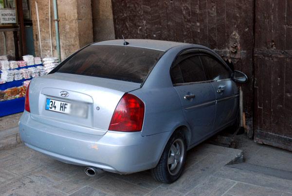 Edirne'de Selimiye Camisi arastasının girişini sokak zanneden sürücü, otomobiliyle çarptığı 400 yıllık tarihi çarşının kapısını kırdı. Gözaltına alınan sürücü serbest bırakıldı.