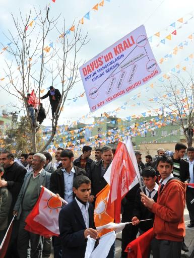 AK Parti Genel Başkanı ve Başbakan Recep Tayyip Erdoğan'ın Şanlıurfa mitinginde izdiham yaşandı. Erdoğan, aşırı kalabalıktan dolayı Şanlıurfa'daki miting alanına giremedi