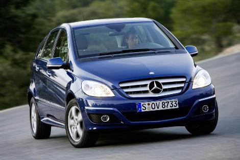 MERCEDES<br><br>
Mercedes Finansal Hizmetler, haziran ayı boyunca E-Serisi'nde yüzde 0.39 gibi düşük bir faiz oranı ile 24 ve 36 vadelere sahip kredi olanakları sunuyor. Mercedes-Benz müşterisinin yeni bir E 200 CGI için 36 aylık vadeyi tercih etmesi halinde 50 bin Euro tutarında kredi için 35 ay boyunca ayda 849 Euro taksit veriyor ve 36'ncı ayda 25 bin 914 tutarında bir ödeme yaparak geri ödemeyi tamamlayabiliyor. <br><br>
Ticari modellerde de yüzde 0.79 faiz oranı ve 50 aya varan vade seçenekleriyle ayda 490 TL'ye Sprinter sahibi olabiliyorlar.