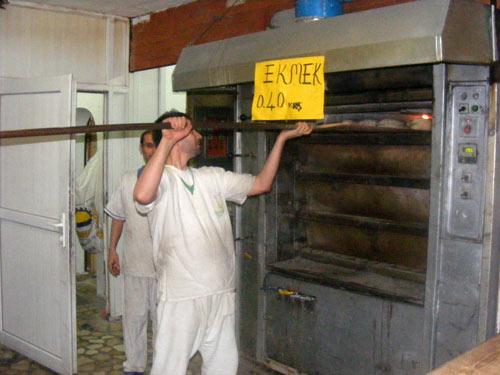 Rekabet nedeniyle 300 gram ekmek şehirde, d&ouml;rt ayrı fiyattan satılmaya başlandı. Fırınlarda ekmek 35, 40, 46 ve 50 kuruştan satışa sunuldu. (CİHAN/Kemal Başol)