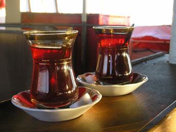 <p><br> Çay İçmek Gerçekten Harareti Alır Mı?<p><br>
Evet. Sıcak İçecekler Vücudun Kendisini Olduğundan Daha Sıcak Zannetmesine Yol Açar. Vücut Daha Çok Terler Ve Bu Da Isı Kaybına Yol Açar.