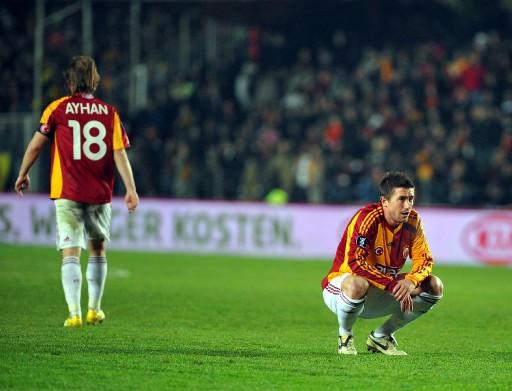 G.Saray-Hambur maçında Ali Sami Yen tartihi günlerinden birini daha yaşarken protokol tribününde ağı isimler vardı.