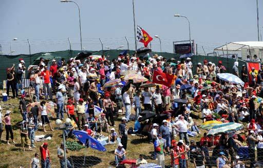 Formula 1 Dünya Şampiyonası'nda sezonun 7. yarışı ING Türkiye Grand Prix'si İstanbul Park Pisti'nde yapıldı. Yarış son sürat giden çılgın pilotları kadar ilginç görüntüleriyle güne damgasını vurdu.