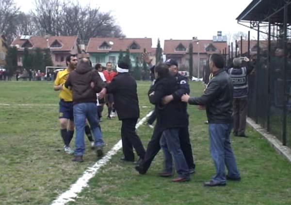 Sakarya'da oynanan Kırkpınarspor, As Akyazıspor amatör küme maçında olaylar çıktı. Akyazı Belediye Başkanı Yazıcı sahaya girip oyunculara saldırmaya kalkıştı.