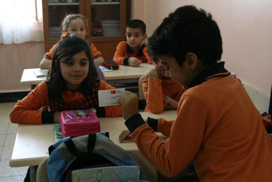 Irak'ın kuzeyindeki Erbil kentinde bulunan Türk Okulları'nda okuyan Zafer İhsan Bulut isimli öğrenci, okullarını gezen ve kendisi gibi Galatasaraylı olan adaşı Devlet Bakanı Zafer Çağlayan'ın kendisine verdiği kartvizitle arkadaşlarına hava atıyor.