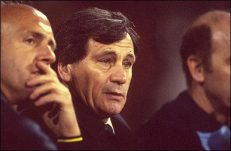 İngiltere Milli Takımı'nın eski futbolcusu ve teknik direktör Sir Bobby Robson'un 76 yaşında İngiltere'nin County Durham kentindeki evinde kansere yenik düştüğü bildirildi.