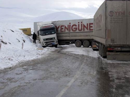 Olumsuz hava şartları nedeniyle Ağrı'nın Doğubayazıt ilçesine Van'a bağlayan Tendürek Dağı'nda yaklaşık 200 araç mahsur kaldı.