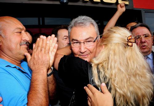 ''İnadına Baykal, inadına sol'' sloganı atan partililer, Baykal'a sevgi gösterisinde bulundu.