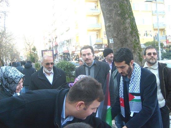 Saat 11 gibi İzmit'e ulaşan konvoy her hafta başörtüsü ögürlüğü için Sabri Yalım Parkı'nda toplanan MAZLUMDER üyeleri tarafından karşılandı