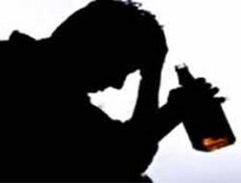 ''SERVETİ AZ VEYA ÇOK OLSA DA KABUL EDERİM'' ''Otuz yaşındayım. Henüz evlenmedim. Asil bir aileye mensup olduğum gibi güzel ve asil bir hanım kız ile izdivaç edip bir aile teşkil etmek isterim. Dört bin lira gelirim var. Hiçbir şeye ihtiyacım yok. Yalnız ihtiyacım, iffet sahibi bir kız ile izdivaç etmektir. Benim ile teşriki hayat edecek olan refika-i müstekbalemin (müstakbel eşimin) serveti az veya çok olsa da kabul ederim. Asil bir aileye mensup olmak, yirmi yaşından küçük ve yirmi beşten büyük olmamalı. Okur yazar, biraz musikiye aşina olmalı. Bu şartlar dahilinde izdivaca talip olanlara adresimi bildiririm. M.H.''