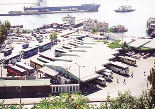 <p><strong>HAYDARPAŞA YENİLEME PROJESİ</strong></p>
<p>Bölgede uygulanacak proje kapsamında</p>
<p><strong>Harem Bölgesi: </strong>Mevcut otobüs terminalinin kaldırılması ve bu alanın kültürel tesis alanı ve yeşil alan olarak düzenlenmesi hedefleniyor.</p>
<p><strong>Liman Bölgesi:</strong> Mevcut olan yük limanı kaldırılarak yerine daha küçük ölçekli, turizmede hizmet edecek yolcu limanı yapılması hedefleniyor.Bölgede Heliport alanı düzenlemesi öngörülüyor.</p>