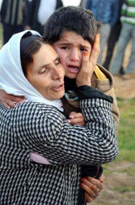 Sultanbeyli'de yaklaşık 50 gecekonduyu yıkmak için gelen yıkım ekipleri ile gecekondu sahipleri arasında kavga çıktı. Yıkım sırasında objektiflere yansıyan kareler insanın kanını dondurdu: