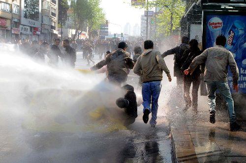 İ Mayıs'ta taksim Alanına girmeye çalışan gruplarla polisler arasındaki gerilimden görüntüler...