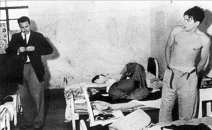 1954 yılında Meksikaya giden Che, daha önce tanıştığı Kübalı sürgünlerle arkadaşlığını tazeledi ve Castro kardeşlerle burada yüzyüze tanıştı.