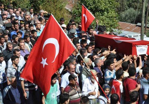 Şırnak'ın Beytüşşebap ilçesinde teröristlerce düzenlenen saldırıda şehit olan Piyade U. Çvş. Özgür Küçük ile Hüseyin Kıraç İzmir'in ve Mersin'de düzenlenen törenle toprağa verildi.