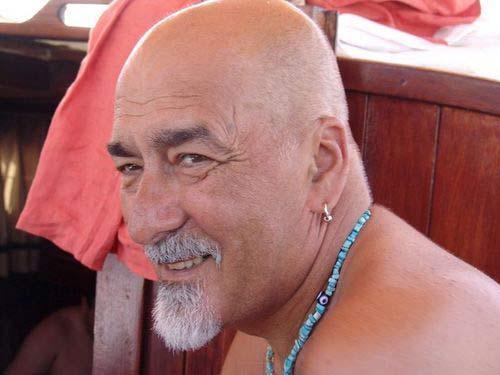 Spor basınının renkli simalarından ve Beşiktaş camiasının sevilen ismi Kazım Kanat, tedavi gördüğü hastanede hayatını kaybetti.