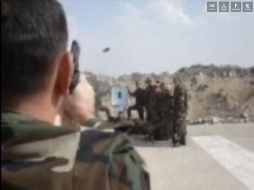 Yüzbaşı, iki el ayak ateş ettiği hedefe, ters dönerek bacaklarının arasından da nişan aldı. Onlarca Mehmetçiğin etrafında olduğu hedefe toplam 5 el ateş eden Yüzbaşı, cesurca yerinden kıpırdamayan askerlerin konsantrasyonunu "canını seven kaçsın" diye bağırarak test etmeyi sürdürüyor...