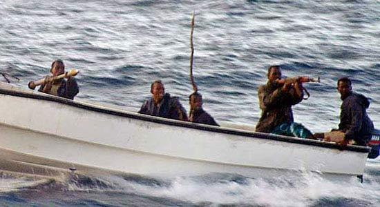 Türk gemisini kaçıran korsanların, daha önceki gemi kaçırma girişimlerine ilişkin ortaya çıkan bazı fotoğraflar, gemiyi nasıl ele geçirdiklerini anlatıyor.