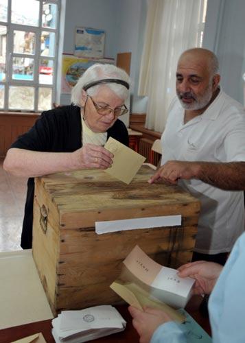 TC kimlik numarası nüfus cüzdanı üzerinde olmayan vatandaşlar da nüfus idaresinden alınacak, seçmen vatandaşın TC kimlik numarasını taşıyan mühürlü ve imzalı nüfus kayıt örneğinin aslını Sandık Kurulu Başkanlarına nüfus cüzdanı, resmi daireler veya iktisadi devlet teşekküllerince verilen soğuk damgalı kimlik kartı, pasaport, evlenme cüzdanı, askerlik belgesi, sürücü belgesi, avukatlık kimlik belgesi gibi belgelerle birlikte ibraz etmesi halinde oylarını kullanabilecekler.