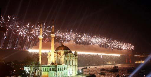 29 EKIM CUMHURIYET BAYRAMI DOLAYISIYLA ISTANBUL BOGAZI'NDA ISIK VE HAVAI FISEK GOSTERISI YAPILMISTI. ( ERHAN SEVENLER)