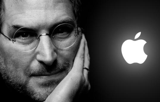 <p>Bence Steve Jobsun en büyük özelliği her işe kişiliğini katması. Tutkularını, yoğunluğunu ve aşırı duygusallığını ürünlerine aktardı. Huysuzluğu ve sabırsızlığı mükemmelliyetçiliğinin parçası oldu.</p>
<p>Son görüşmelerimizden birinde neden çalışanlarına karşı sert olduğunu sordum. Bana, Sonuçlara bir bak. Birlikte çalıştığım herkes akıllı. Hoşnut olmasalar iyi bir pozisyonda başka işe geçerler.</p>
<p>Ama yapmıyorlar. Ortaya da harika işler çıkıyor dedi. Kendisinden ilham alan sadık iş arkadaşları hep yanında oldu. O yüzden Steve Jobstan ders çıkaracaksak, neler yaptığına bakmalıyız. Bir keresinde yarattığı en önemli şeyin ne olduğunu sordum.</p>
<p>iPad veya Macintosh demesini bekliyordum. Cevabı şu oldu: Apple şirketi. Çünkü dayanıklı bir şirket yaratmak iyi bir ürün ortaya koymaktan çok daha zor. Peki bunu nasıl başardı? Bana göre başarısının 10 anahtarı var...</p>