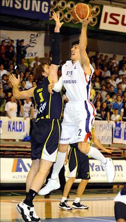 Beko Basketbol Ligi'nde play-off final serisinin ilk maçında Fenerbahçe Ülker, Efes Pilsen'i 68-60 yenerek, 1-0 öne geçti.