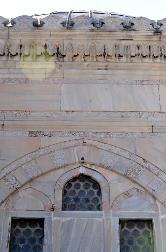 İslam dininde kutsal sayılan, cennetten geldiğine inanılan ve ana parçası Kabe'de yer alan ''Hacer-ül Esved'' taşının 6 parçası, Türkiye'de bulunuyor. Bu parçalardan biri de İstanbul Kanuni Sultan Süleyman Türbesi'nde