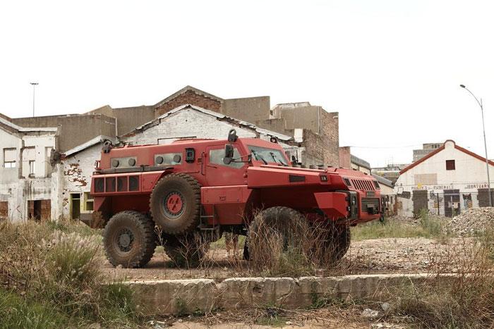 <p>Paramount Group'un ürettiği Marauder isimli zırhlı araç, patlayıcılara karşı oldukça dayanıklı bir yapıya sahip.<br /><br />Saatte 120 km hıza ulaşabilen araç, 10 personel taşıyabilecek şekilde tasarlanmış. Araç, 8 kg patlayıcı, ağır makineli silahlar, kurşunlar ve mayınlara karşı dayanıklı bir yapıda üretilmiş. Marouder zırhlı araçları günümüzde Afrika'da arama ve barış görevleri için kullanılıyor.<br /><br /><a href="http://www.haber7.com/video-galeri.php?cID=18715" target="_blank"><strong><span style="color: #0000ff;">MARAUDER'İN VİDEOSU İÇİN TIKLAYINIZ...</span></strong></a></p>