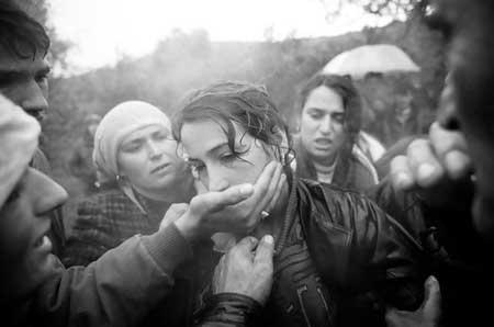 Washington Post Gazetesi adına1998 yılında Kosovaya giden Dayna Smith, Kosova Kurtuluş Ordusu askerlerinden birinin cenaze töreninde, ölen askerin acılı eşini böyle görüntüledi.