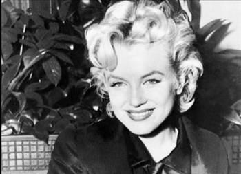Aldığınız her nefes Marilyn Monroenun verdiği nefesten bir atom içeriyor
Bunun nedeni atomların çok küçük olması. Monroenun verdiği her solukta akciğerlerinden çıkan atomların Dünyanın atmosferine eşit olarak dağılıyor.
