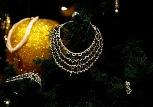 Otel yetkilisi, 13 metrelik Noel ağacının süsler olmadan değerininse 10 bin dolar civarında olduğunu söyleyerek, ağacın Guinness rekorlar kitabına girebileceğini ifade etti.
