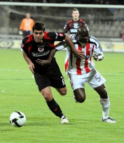 Sivasspor, evinde öldü öldü dirildi. İlk yarıyı yenik kapayan ev sahibi maç sonunda 3 puanı hanesine yazdırmayı bildi. Gençlerbirliği ise yenilmesine rağmen büyük sevinç yaşadı.