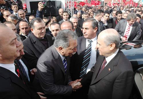 Milliyetçi Hareket Partisi Genel Başkanı Devlet Bahçeli'nin yerel seçim kampanyasında bugünkü durağı Manisa'ydı. Bahçeli, milli gelirdeki 560 milyarın hesabını sormazsam namerdim dedi.