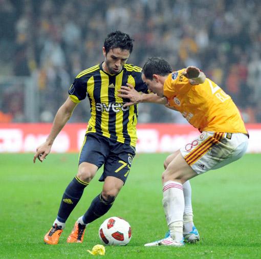 Galatasaraylı taraftarlar, 27. dakikada Fenerbahçe'nin kulladığı korner atışıyla birlikte sahaya yabancı maddeler attılar.