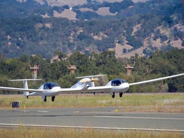 <p><strong>İlk elektrikli uçak</strong></p>
Slovenyadaki Pipistrel şirketi tarafından üretilen dünyanın ilk dört kişilik elektrikli uçağı bu yıl gökyüzünde göründü. 2011 NASA/Google Çevreci Uçuş Yarışması için geliştirilen uçak, yatay bir kirişle birbirine bağlanan iki küçük Pipistrel Taurus G2 planöründen oluşmakta. Uçak 204kglık lityum iyon akü paketi, 182cmlik ince kanatlı pervanesi ve 22mlik kanat açıklığıyla kendi enerjisini toplayarak tek şarjda 321km yol alabiliyor.