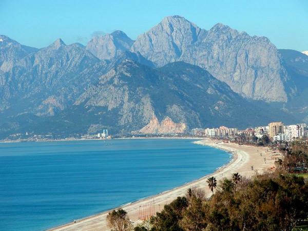 <p><strong><span style="color: #0000ff;">Antalya :</span></strong> 2 Milyon 043 Bin 482</p>
