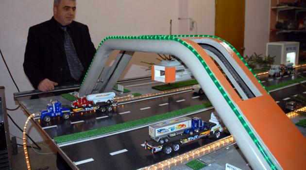 Metro Geç: Rizeli soğuk demir ustası Suat Hayri Çalışkan, engelliler ile yaşlıların üst ve alt geçitlerden kolaylıkla geçebilmeleri için ''metro geç'' adını verdiği sistem geliştirdi. Geliştirdiği sistemde, klasik üst geçitlerin altına asansör kabini benzeri bir yapı eklendiğini, isteyenlerin içine girdikleri bu kabini çalıştırarak yolun karşısına geçebildiğini belirten Çalışkan, ''Tabii o zaman yapılacak üst geçidin yüksekliği de araç çarpmalarına karşı ayarlanmalı. Kabin, yolun diğer tarafında olması halinde ise asansör gibi bulunulan yere çağrılabilir'' diye konuştu