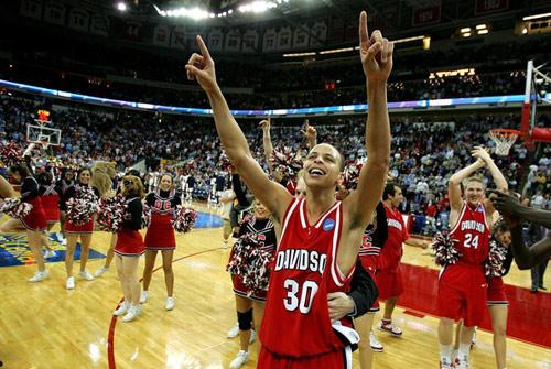 March Madnesss: Tarih: 17 Mart 2011 -
Dakikada görüntülenme sayısında tepe nokta: 4.925.274
NCAA'nın erkek basketbol turnuvaları her zaman popüler bir etkinlik olmuştur. Çok sayıda izleyicinin iPad'lerini ve internet'i kullanması ile bir rekor kırması da şaşırtıcı değil.