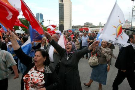 Seçim sonuçlarının açıklanmasıyla beraber dünya ajansları ilk sonuçları flaş geçti. Ajanslar Ak Parti'nin 3. defa tek başına iktidara gelmek üzere olduğuna dikkat çekti.