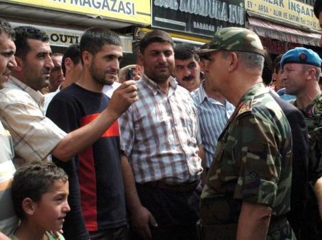 Genelkurmay Başkanı Orgeneral İlker Başbuğ, Van'ın Cumhuriyet Caddesi'nde vatandaşların sevgi gösterileriyle karşılandı.