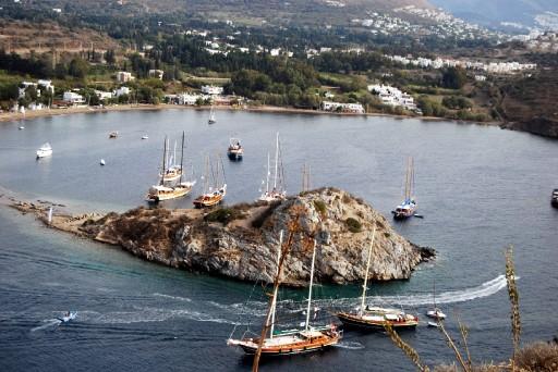 Tavşan Adası'nda yapılan kazılarda MÖ 5. yüzyıldan ve MS 10. yüzyıla kadar kullanılan kutsal bir tapınak alanı bulundu.