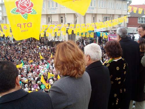 Demokratik Toplum Partisi (DTP) Genel Başkanı Ahmet Türk, 29 Mart'ta yapılacak olan seçimlerin demokrasi, özgürlük ve barış isteyen Kürt halkı için çok önemli olduğunu belirtti.